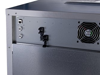 Rozhraní ethernet a dvě plynové přípojky s rychlospojkami pro automatické přepínání láhví. Dvě plynové přípojky jsou volitelným vybavením za příplatek.