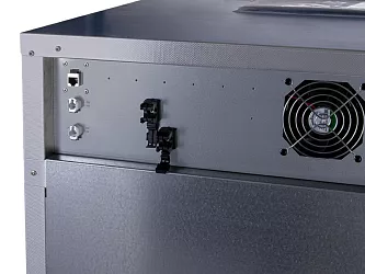 Rozhraní ethernet a dvě plynové přípojky s rychlospojkami pro automatické přepínání láhví. Dvě plynové přípojky jsou volitelným vybavením za příplatek.