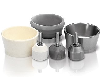 Třecí misky (hmoždíře) a tloučky jsou dostupné v 7 materiálových provedeních. Materiál, ze kterého jsou vyrobeny, by měl být vždy tvrdší než vzorek.