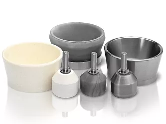 Třecí misky (hmoždíře) a tloučky jsou dostupné v 7 materiálových provedeních. Materiál, ze kterého jsou vyrobeny, by měl být vždy tvrdší než vzorek.