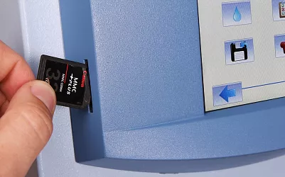Slot pro SD kartu je standardním vybavením řady EVO (pro řadu ECO je volitelným vybavením za příplatek).
