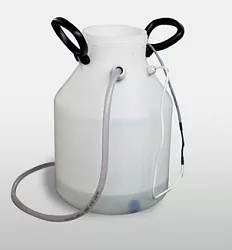 Zdrojem vody pro vytváření vlhkosti je zásobník (součástí dodávky) nebo centrální rozvod vody (tlak <0,5 bar). Ze zásobníku je voda pomocí automatikou řízeného čerpadla dodávána do vyvíječe páry a odtud pak přes automatický ventil do komory.
