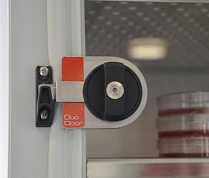 Možnost současného otevření vnitřních i vnějších dveří jednou klikou (systém DuoDoor).