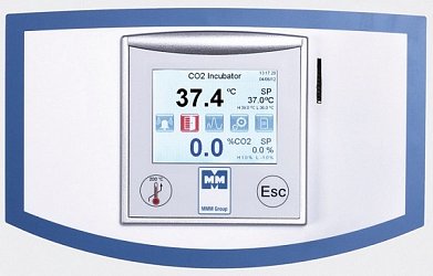 Ovládací panel Comfort. Barevný dotykový LCD displej, navigace pomocí ikon. Zobrazení nastavené a aktuální teploty, koncentrace CO2, času a alarmových hlášení. Slot pro SD kartu.