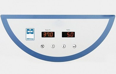 Ovládací panel Standard. Jednoduché ovládání pomocí tlačítek, průběžné zobrazování aktuální teploty a koncentrace CO2 na LED displejích.