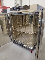 Instalace horkovzdušné sušárny Memmert UF 1060 TwinDisplay