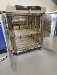 Instalace horkovzdušné sušárny Memmert UF 1060 TwinDisplay