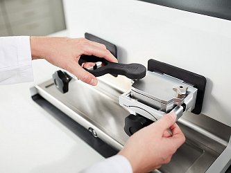 Možnost dílčího odběru vzorku nebo vizuální kontroly bez nutnosti vyjmutí nádoby z mlecí stanice.
