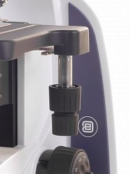 Ergonomický desing. Ovládací prvky umístěné blízko pracovní desky stolu (minimalizace únavy rukou).