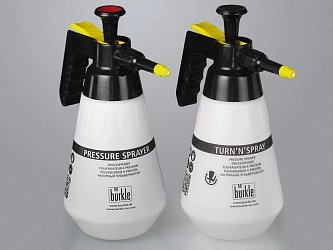 Ruční tlakové postřikovače s nastavitelnou tryskou a přetlakovým ventilem. Objem 1500 ml (graduace po 0,25 l).