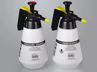 Ruční tlakové postřikovače s nastavitelnou tryskou a přetlakovým ventilem. Objem 1500 ml (graduace po 0,25 l).
