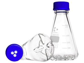 Baňky Baffled dle Erlenmeyera mají dno se čtyřmi zářezy, které podporuje okysličení vzorků. Dodávají se včetně se šroubového uzávěru s membránou.