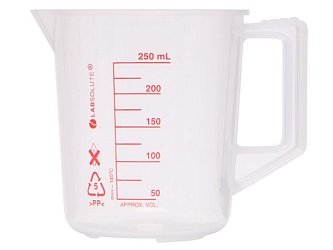 Plastové odměrky s červenou stupnicí, uchem a výlevkou jsou dostupné v objemu 100, 250, 600, 1000, 2000 a 5000 ml.