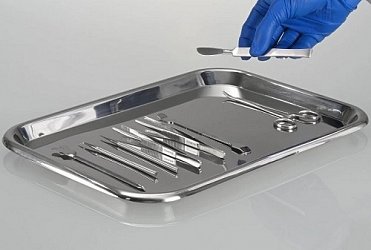 Nerezové podnosy s hladkým povrchem jsou vhodné pro přípravu i přenášení vzorků, nádobek, nástrojů apod. Vybrat si můžete z různých velikostí.
