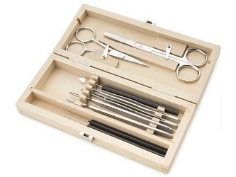 Preparační soupravy jsou určeny pro školní laboratoře i amatérské použití. Všechny nástroje jsou vyrobeny z nerezové oceli.