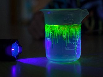 Souprava Tajemství barev nabízí bezpečné domácí pokusy a objevy v oblasti fluorescence, fosforescence, kyanotypie, hydrogelů apod. Soupravu lze využít i v zájmových skupinách a školní výuce.