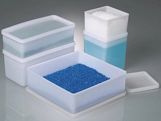 Univerzální hranaté boxy jsou vhodné pro odběr, skladování i přepravu vzorků (granulátů, prášků, past, vzorků zeminy apod.). Jsou vhodné i pro styk s potravinami.