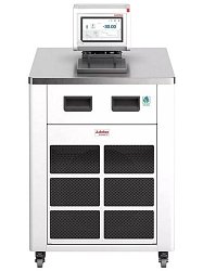 Oběhový termostat Julabo MAGIO MS-1000FF s nerezovou lázní a dvoustupňovým chlazením pracuje v rozsahu teplot od -90 do 100 °C. Je vybaven výkonným čerpadlem se sacím i tlakovým účinkem a splňuje tak i vysoké nároky na regulaci teploty externích aplikací.