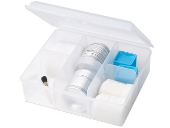 Sada pomůcek pro vážení, která obsahuje hliníkové misky, jednorázové váženky a lodičky a malý štětec (celkem 701 ks).