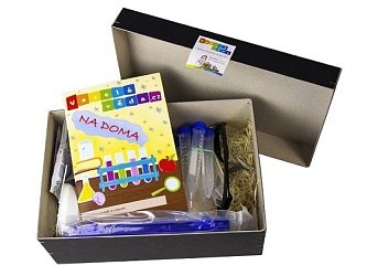 Souprava pro jednoduché chemické pokusy v domácích podmínkách Veselá věda na doma obsahuje pomůcky a postupy pro 30 chemických pokusů vhodných pro děti a Vědecký deník.