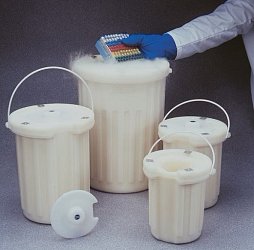 Dewarovy nádoby Nalgene jsou vhodné pro krátkodobé skladování vzorků v kapalném dusíku, směsích suchého ledu a rozpouštědel nebo v ledové vodě. Dvojitý plášť a kvalitní izolace minimalizují tepelné ztráty.