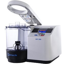 Nožový mlýn Grindomix GM 300 je ideálním pomocníkem pro homogenizaci větších objemů vzorků (až 4,5 l) s vysokým obsahem vody, oleje nebo tuku. Dokonale se hodí i pro mletí suchých, měkkých a středně tvrdých materiálů.