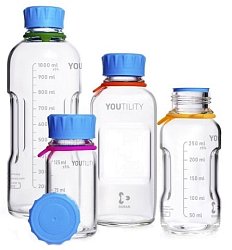 Speciálně tvarovaná láhev YOUTILITY z čirého nebo hnědého borosilikátového skla Duran 3.3 umožňuje snadnou a bezpečnou manipulaci i v laboratorních rukavicích a šetří místo na stole, v chladničkách i autoklávech. Objem 125, 250, 500 a 1000 ml.