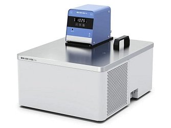 Oběhový termostat IKA CBC VISC lite s ohřevem a chlazením pracuje v rozsahu teplot od -25 do 125 °C. Díky vysoké teplotní stabilitě a rozměrům lázně je vhodný zejména pro použití s viskozimetry IKA Rotavisc.