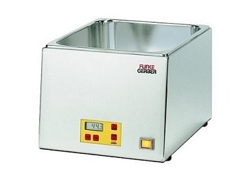 Vodní lázeň Funke Gerber WB 436-D pro butyrometry. Vana i plášť jsou vyrobeny z nerezové oceli. Topná tělesa jsou umístěna na vnější straně vany.