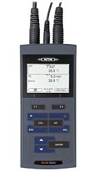 Multi 3320 je přenosný přístroj se dvěma vstupy pro měření pH, mV, ISE, rozpuštěného kyslíku a vodivosti. Je ideálním pomocníkem pro monitoring životního prostředí a hodnocení kvality podzemních, povrchových i odpadních vod.