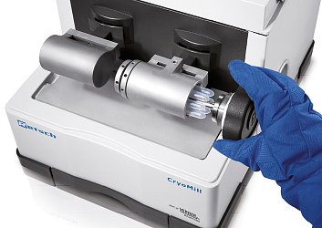 CryoMill umožňuje zpracovávat vzorky v 5-, 10-, 25-, 35- nebo 50ml mlecích nádobách se šroubovacím víčkem nebo 2ml mikrozkumavkách Eppendorf s uzávěrem safe-lock. Pro 5ml nádoby a mikrozkumavky je potřeba použít adaptér.