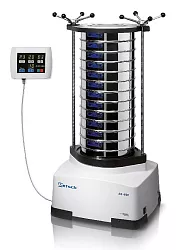 Prosévačka Retsch AS 450 control včetně upínacího zařízení standard pro suchý prosev, sady sít a spodní misky pro suchý prosev. Ovládací panel je umístěný mimo pohonnou jednotku a lze jej připevnit na zeď nebo stůl.