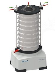 Prosévačka Retsch AS 450 control včetně upínacího zařízení comfort pro mokrý prosev, sady sít a spodní misky pro mokrý prosev. Upínací zařízení, síta i miska se objednávají samostatně.
