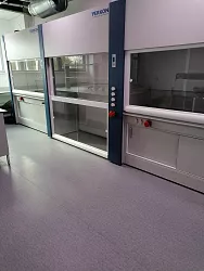 Realizace laboratorního nábytku a digestoří: GS Caltex Karviná