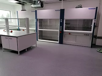 Realizace laboratorního nábytku a digestoří: GS Caltex Karviná