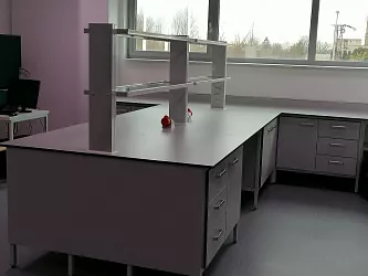 Realizace laboratorního nábytku a digestoří: GS Caltex Karviná