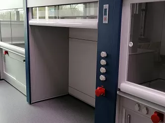 Realizace laboratorního nábytku a digestoří: GS Caltex Karviná