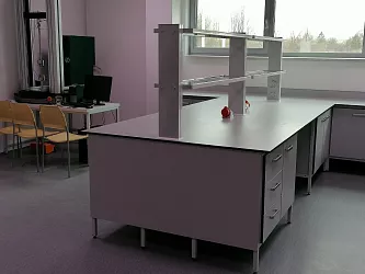 Realizace laboratorního nábytku a digestoří: GS Caltex Karviná