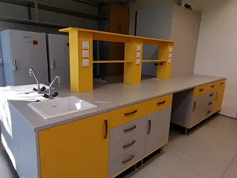 Realizace laboratorního nábytku a digestoří: Ústav experimentální medicíny AV ČR Praha, druhá laboratoř