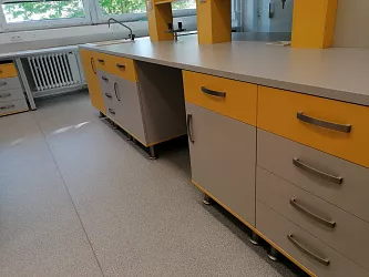 Realizace laboratorního nábytku a digestoří: Ústav experimentální medicíny AV ČR Praha, druhá laboratoř