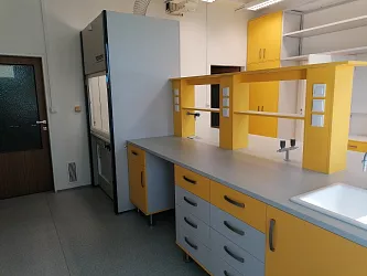 Realizace laboratorního nábytku a digestoří: Ústav experimentální medicíny AV ČR Praha, druhá laboratoř