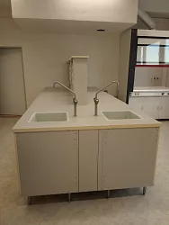 Realizace laboratorního nábytku: AV ČR – laboratoře LB3