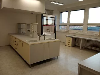 Realizace laboratorního nábytku: AV ČR – laboratoře LB3