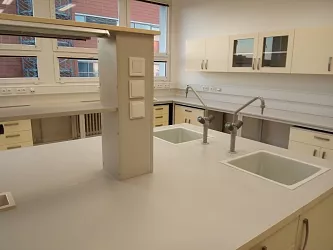 Realizace laboratorního nábytku: AV ČR – laboratoře LB3