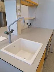 Realizace laboratorního nábytku: AV ČR – oddělení mikroskopie