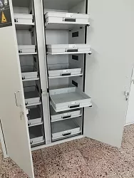 Realizace laboratorního nábytku, váhových stolů, bezpečnostních skříní a digestoří: 5M Kunovice
