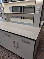 Realizace laboratorního nábytku, váhových stolů, bezpečnostních skříní a digestoří: 5M Kunovice
