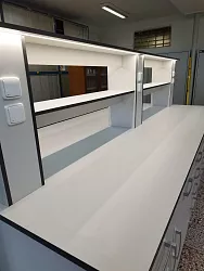 Realizace laboratorního nábytku, váhových stolů, bezpečnostních skříní a digestoří: 5M Kunovice