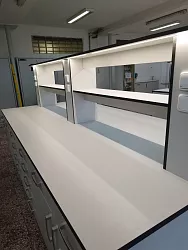 Realizace laboratorního nábytku, váhových stolů, bezpečnostních skříní a digestoří: 5M Kunovice