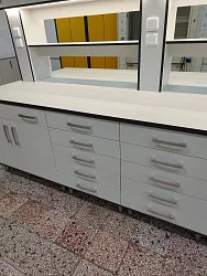 Realizace laboratorního nábytku, váhových stolů, bezpečnostních skříní a digestoří: 5M Kunovice